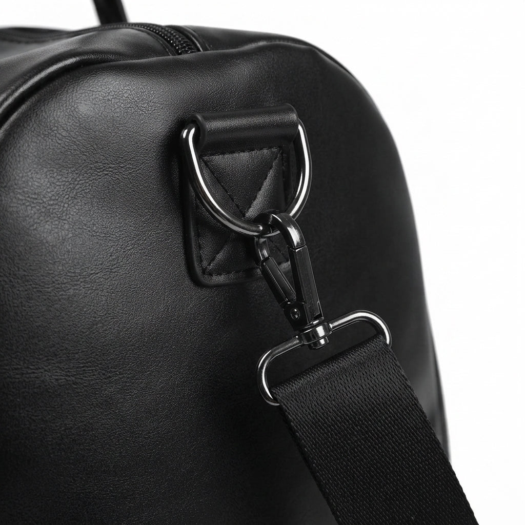 Détail de finition du sac de voyage homme en simili cuir