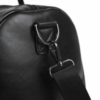 Détail de finition du sac de voyage homme en simili cuir