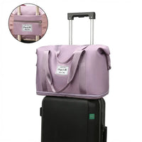 Sac de voyage femme extensible fixé sur une valise à roulettes