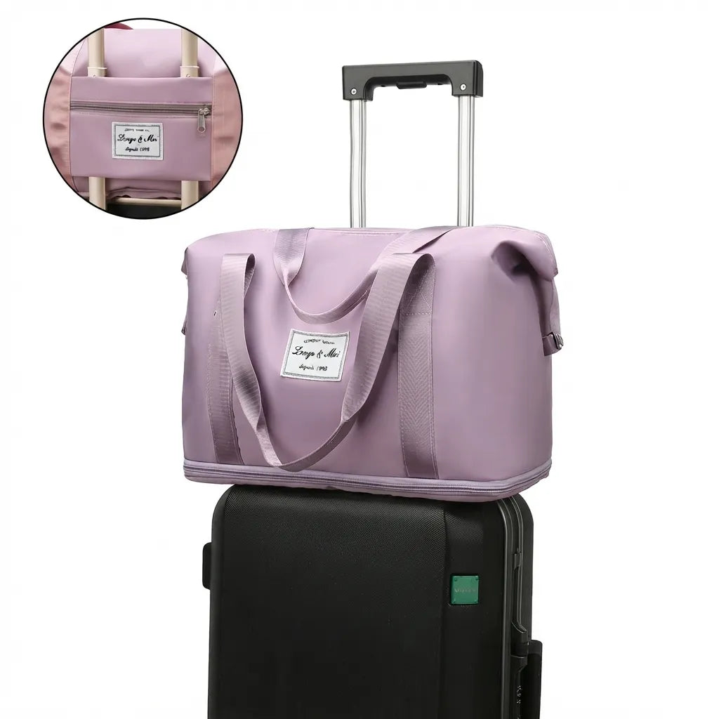 Sac de voyage femme extensible fixé sur une valise à roulettes