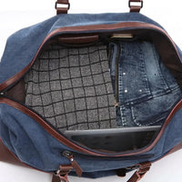 Sac de voyage homme en toile, ouvert avec vêtements