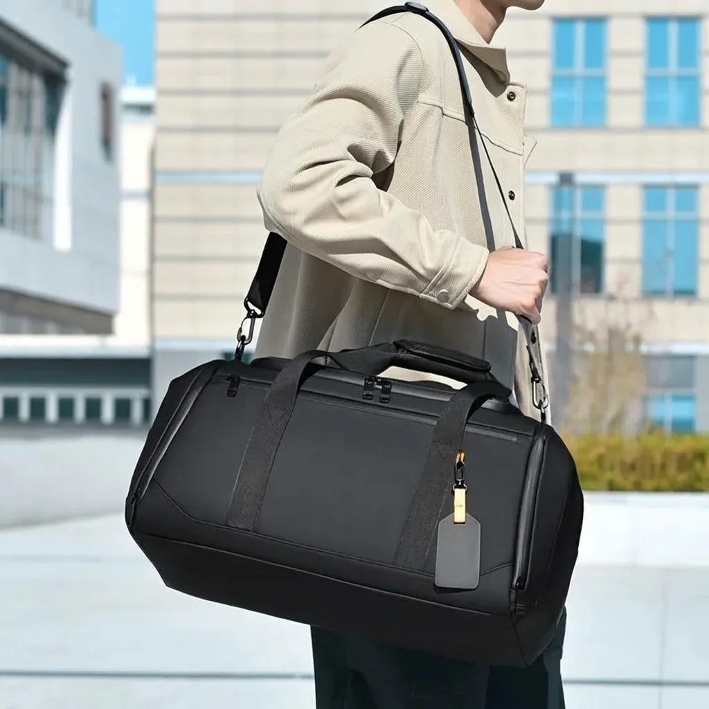 Sac de voyage homme multifonction, coloris noir, porté