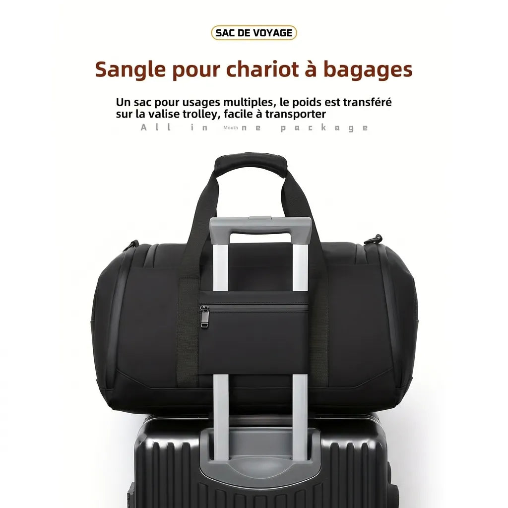 Fixation du sac de voyage homme multifonction sur une valise