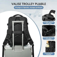 Sac de voyage sous vide avec pompe fixé sur une valise à roulettes